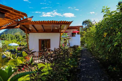 Coffee Lodge Cristal Glamping & Spaにある庭