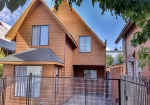 a house with a fence in front of it at Casa Rukalma Estación in Villarrica