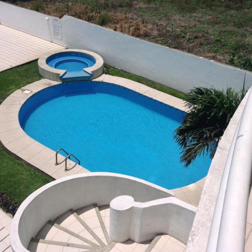 una vista aérea de una piscina en un patio trasero en Apartamento vista al mar, en Boca del Río