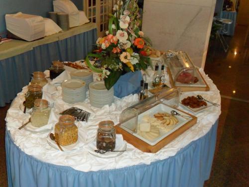 ein Tisch mit einem Buffet mit Speisen darauf in der Unterkunft Hotel Apartamento Brisa Sol in Albufeira