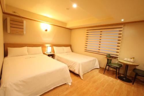 Katil atau katil-katil dalam bilik di Angel Hotel