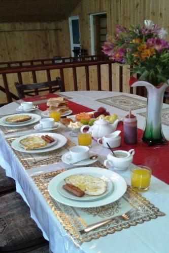 uma mesa com pratos de café da manhã sobre ela em Himawari Hills em Nuwara Eliya