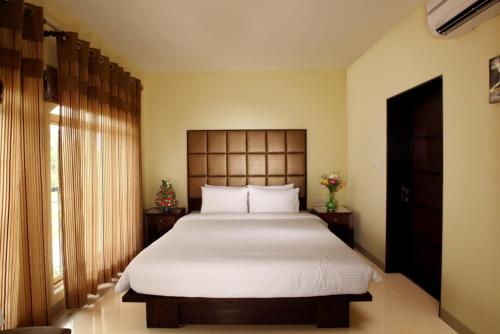 En eller flere senger på et rom på The Golden Suites & Spa