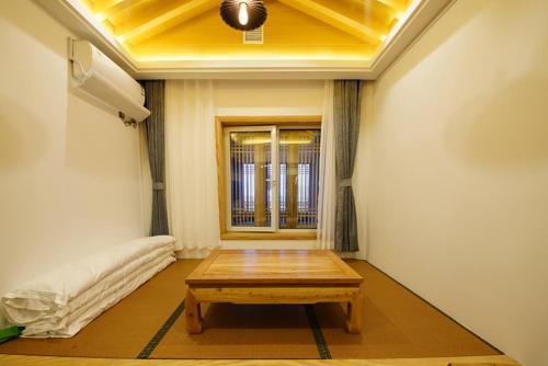 a living room with a table and a couch at Pipa Hotel Datong in Datong