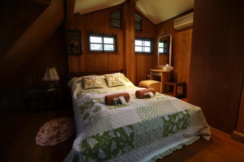 A bed or beds in a room at Pa-Rita Country Home