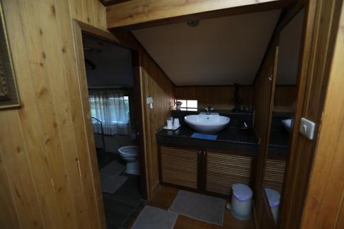 a bathroom with a sink and a toilet at Pa-Rita Country Home in Mu Si