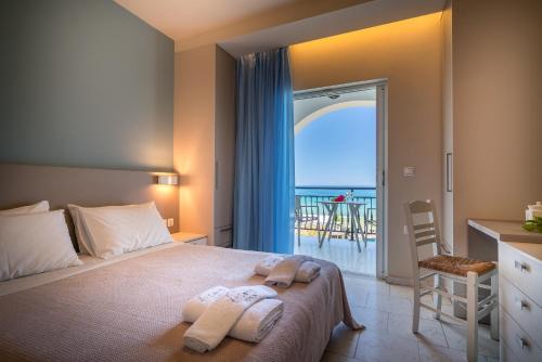 A bed or beds in a room at Fiore Beach Studios