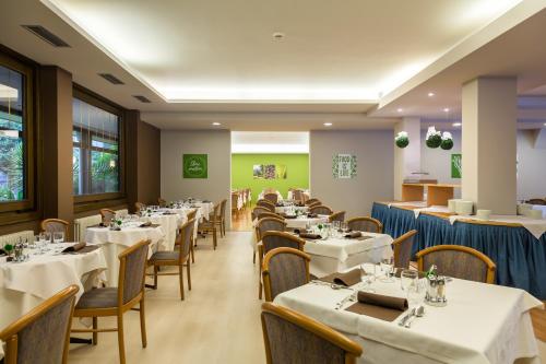 En restaurant eller et spisested på Brione Green Resort