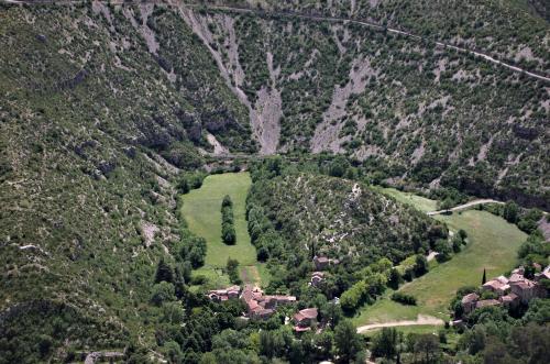 una vista aérea de un pueblo en una montaña en La Cigale, en Saint-Hippolyte-du-Fort