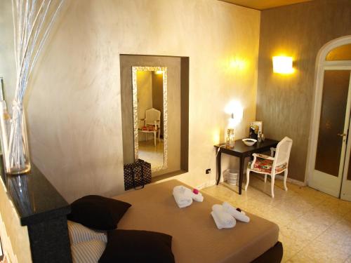 ein Zimmer mit einem Spiegel und einem Bett mit Handtüchern in der Unterkunft Casa Tua a Piazza del Popolo in Rom