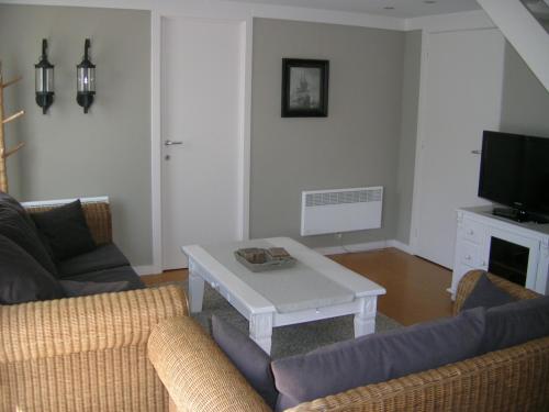 een woonkamer met een bank en een salontafel bij Villa Alfonzo in De Haan