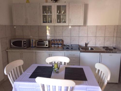 Dapur atau dapur kecil di Apartment Antonija
