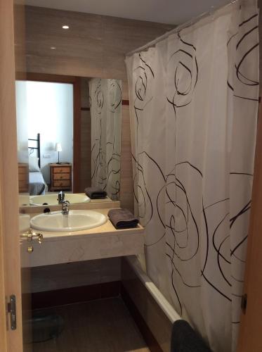 łazienka z umywalką i zasłoną prysznicową w obiekcie Apartamento Hacienda San Manuel w Marbelli