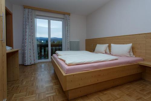 フェルデン・アム・ヴェルターゼーにあるHaus Elisabeth - Wasnighofのベッドルーム1室(ベッド1台、大きな窓付)