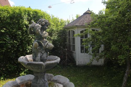 Ein Garten an der Unterkunft Lila Villa Schwenningen