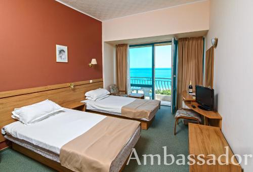 une chambre d'hôtel avec deux lits et un balcon dans l'établissement Hotel Ambassador - Free Parking, aux Sables d'or