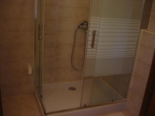 un bagno con doccia con porta in vetro di Apartman Klimic a Umag (Umago)