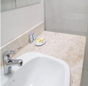 y baño con aseo blanco y lavamanos. en Hotel JWF, en Piedade