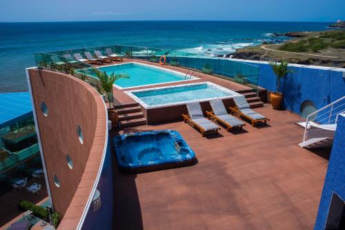 - une piscine au-dessus d'un bâtiment donnant sur l'océan dans l'établissement Hotel Vip Praia, à Praia