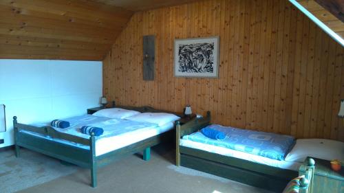 Giường trong phòng chung tại Penzión Encián