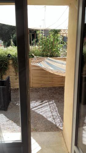 Elle offre une vue sur le jardin depuis sa porte coulissante en verre. dans l'établissement Chambres d'Hôtes du Villaret, à Saint-Vincent-les-Forts