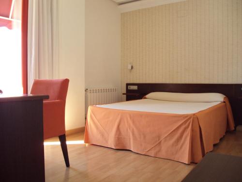En eller flere senger på et rom på Hotel Alfageme