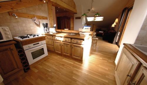 - une cuisine équipée d'une cuisinière four supérieur dans l'établissement Chalet Lou Bella Vista, à Auron