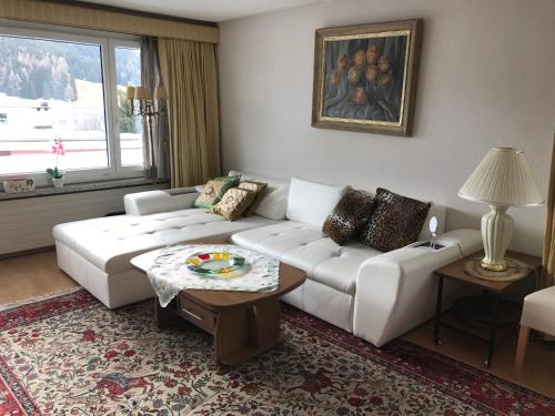 - un salon avec un canapé blanc et une table dans l'établissement Haus Calanda, à Davos