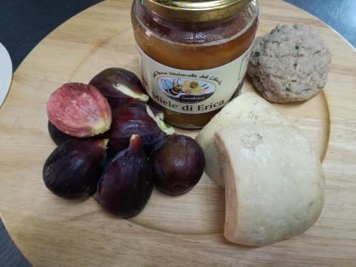 a cutting board with aubergines and a jar of peanut butter at Tenuta Terre di Bosco Oasi di Relax nel Cilento in San Giovanni a Piro