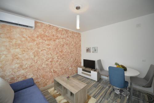Televisyen dan/atau pusat hiburan di J & P Apartments Orahovac