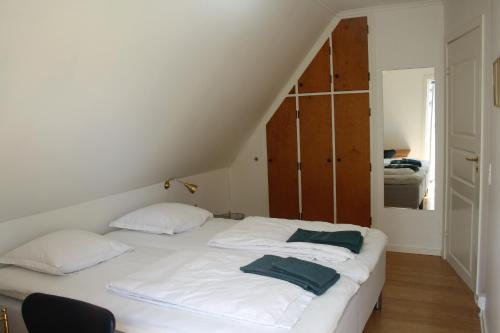 En eller flere senger på et rom på Østre Strandvej 49