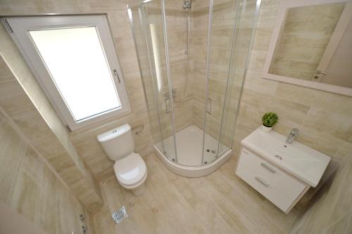 Bilik mandi di J & P Apartments Orahovac