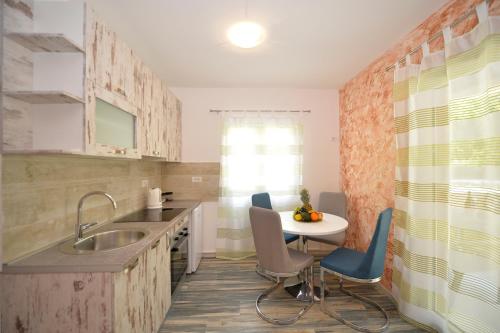 Kuchyň nebo kuchyňský kout v ubytování J & P Apartments Orahovac