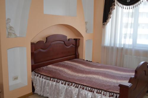Un pat sau paturi într-o cameră la Chudo Gorod Apartment