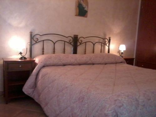 - une chambre avec un grand lit et 2 tables de chevet dans l'établissement B&B Michael, à Monte SantʼAngelo