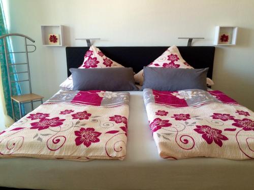 a bed with two pillows sitting next to each other at Klein und fein in Oberstaufen