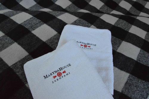 ザコパネにあるApartamenty "Maryna House" Zakopaneの白黒のチェック柄の毛布の上に白い靴下が2足