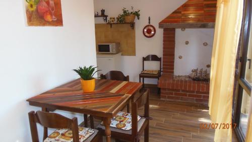 comedor con mesa de madera y sillas en Apartment Kika en Ližnjan