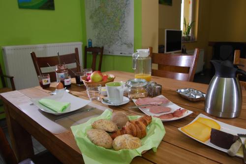 a wooden table with plates of food on it at B&B Het Uilennest in Bocholt