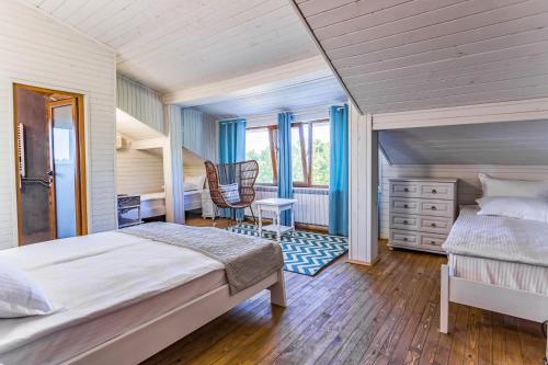 ein Schlafzimmer mit einem Bett und einem Schreibtisch in der Unterkunft St Anastasia Hotel in Burgas City