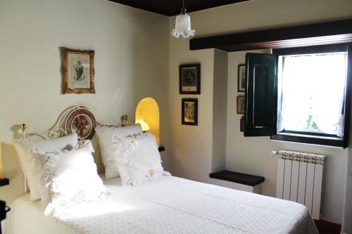 En eller flere senger på et rom på Quinta do Casal de Santo António