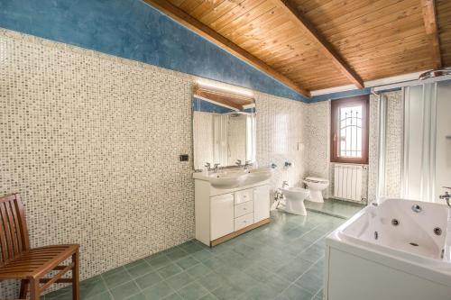 La salle de bains est pourvue d'une baignoire, d'un lavabo et de toilettes. dans l'établissement Villa Gengi, à Ardea