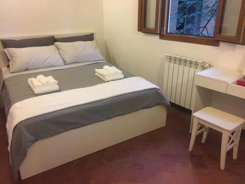 フィレンツェにあるMariarita's Homeのベッドルーム1室(ベッド1台、タオル2枚付)