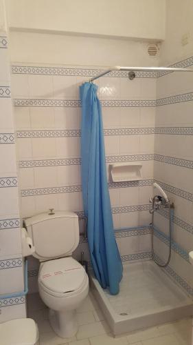 Ένα μπάνιο στο Ξενοδοχείο Μουστάκης