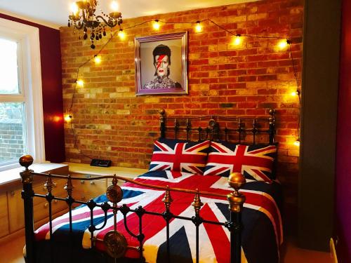 1 dormitorio con 1 cama con banderas británicas en Albert's Rest en Ramsgate