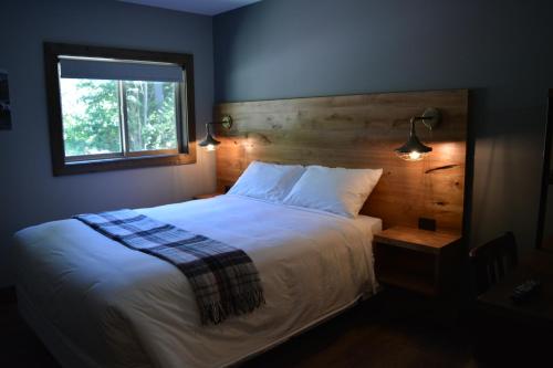 Un pat sau paturi într-o cameră la Sasquatch Inn