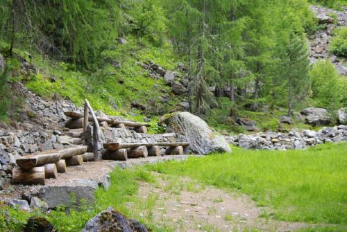 a group of wooden benches sitting on the side of a hill at Hotel Montana in Solda