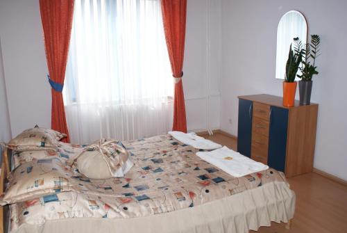 Ένα ή περισσότερα κρεβάτια σε δωμάτιο στο Hotel Monttis