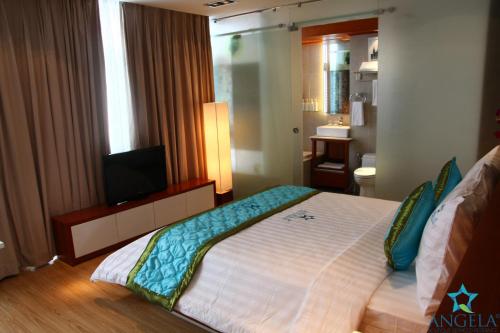 Giường trong phòng chung tại Angela Boutique Serviced Residence
