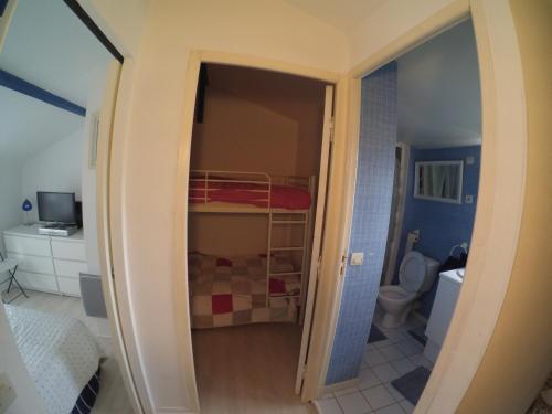 un couloir menant à une chambre avec des lits superposés dans l'établissement Maison de Pêcheurs en centre ville, à Deauville